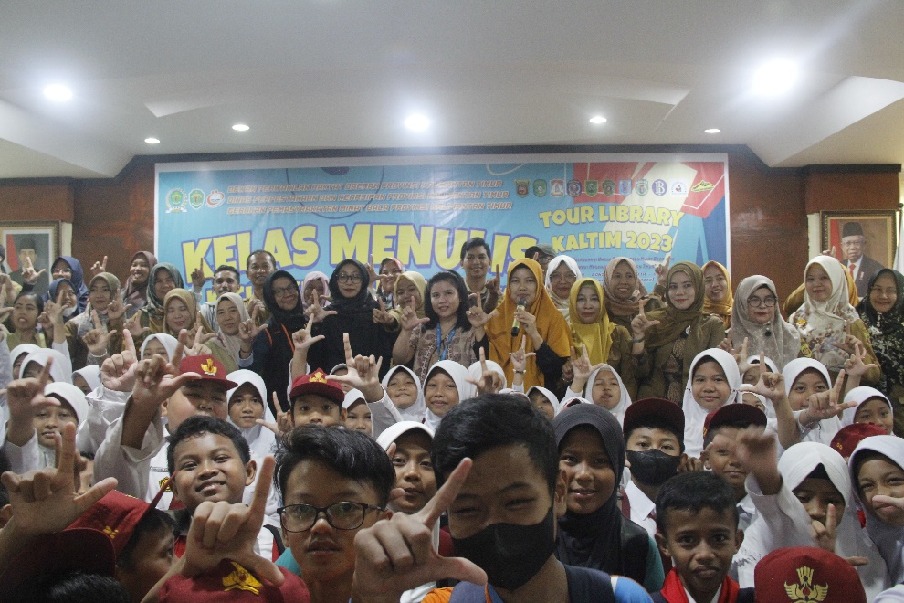 Kak Vicky, Editor KKPK, Berfoto Bersama para Peserta Kelas Kepenulisan KKPK di Samarinda.